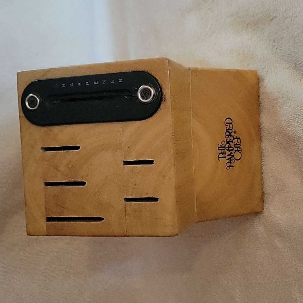 Pampered Chef Knife Block with built in  Sharpener